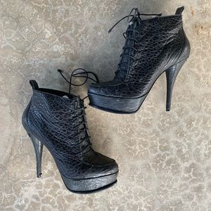Elizabeth an James e-Moxy Heel